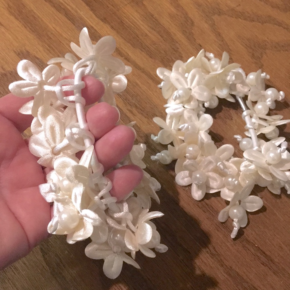 NWOT PEARL HAIR SCRUNCHIES
